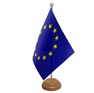 TISCHFLAGGE DER EUROPÄISCHEN UNION mit Holzsockel & Stange 9""x6"" GOLDENE STERNE - Bild 1 von 1