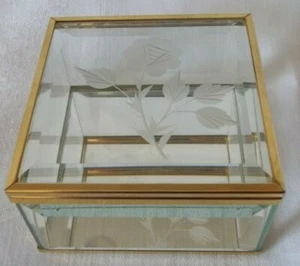 Vintage abgeschrägtes Glas und Messing Schmuck/Schmuckkästchen 4"x4" x 2" geätzte Blume - Bild 1 von 7