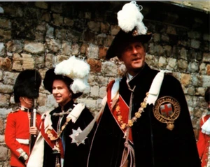 Postal de S.M. la Reina Isabel y el Duque de Edimburgo en el Castillo de Windsor - Imagen 1 de 3