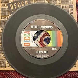 LEAPY LEE LITTLE ARROWS/ TIME WILL TELL 7” Inch Vinyl DECCA RECORDS 45rpm - Foto 1 di 2