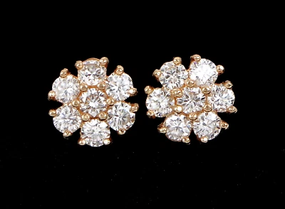 Aretes redondos de oro amarillo de 14k con racimo de diamantes con flores atornilladas Foto 1 de 4