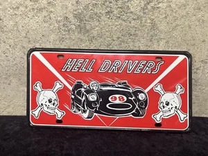 Vintage Hell Drivers Vanity Nummernschild Totenkopf & gekreuzte Knochen Rennwagen Grafik - Bild 1 von 5