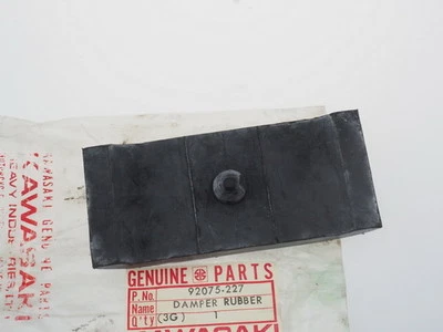 Amortiguador de tanque de combustible Kawasaki G4TR KV100 F4 F9 goma Kawasaki 92075-227 GENUINO NUEVO Foto 1 de 3