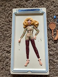Vintage Flip And Fold Fashion Tomy Anziehpuppe - Bild 1 von 11
