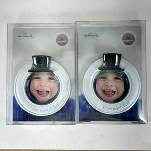 ZWEI NEUE Schnee viel Spaß Punze Magnet Schneemann Foto Halter Kühlschrank Erinnerungen - Bild 1 von 5