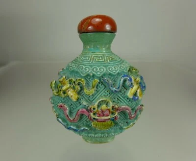 FAMILLE ROSE, Garrafa de Rapé de Bronze Esmaltado Moldado, Marca Jiaqing, 1796-1820 - Imagem 1 de 4