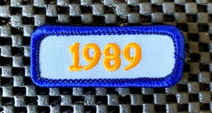 TOPPA RICAMATA DA CUCIRE 1989 2 1/4" x 1" NOS - Foto 1 di 2