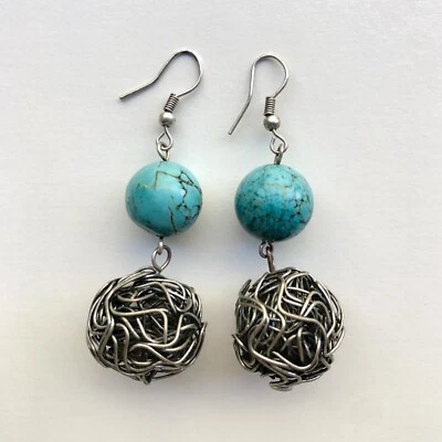 Orecchini pendenti handmade color argento con pietre dure turchesi - Immagine 1 di 4