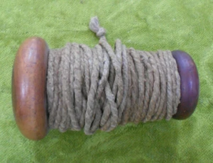 #OO. WOODEN TWINE MULGA WOOD SPOOL - Picture 1 of 3