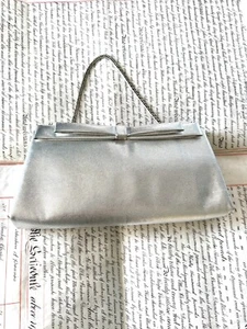 Vintage HL USA Silber Metallic Clutch Handtasche Abendtasche Schleife Akzent Kette Griff - Bild 1 von 15