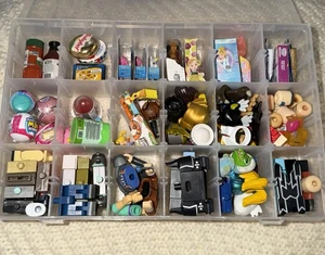 Konvolut Lot Roblox Figuren und Mini Marken Spielzeugkiste  - Bild 1 von 13