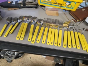 19 x Vintage Besteck Retro gelb Kunststoff Edelstahl 70er 80er Requisiten Set - Bild 1 von 9