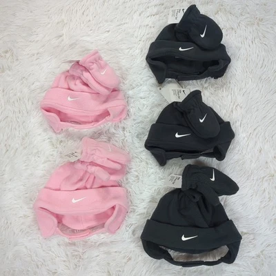 Conjunto de gorra y mitones polar Nike Swoosh rosa antracita para bebé niño pequeño Foto 1 de 3