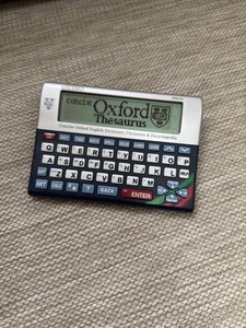Seiko ER6700 Conciso Oxford Diccionario Tesauro Crucigrama Solucionador y Enciclopedia - Imagen 1 de 6