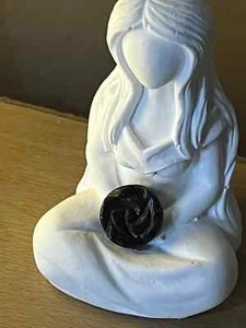 Freya Göttin mit Edelstein Rose in den Händen - Bild 1 von 15