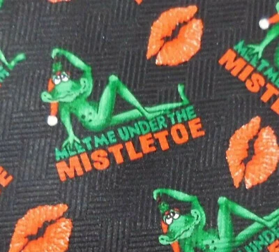 Kiss Me Under the Mistletoe Frog In Santa Hat Corbata de Navidad 62" x 4" Poliéster Foto 1 de 4