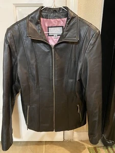 WILSONS MAXIMA BLACK LEATHER JACKET Womens Med Warm Cozy Stylish Pocket Out - Picture 1 of 2