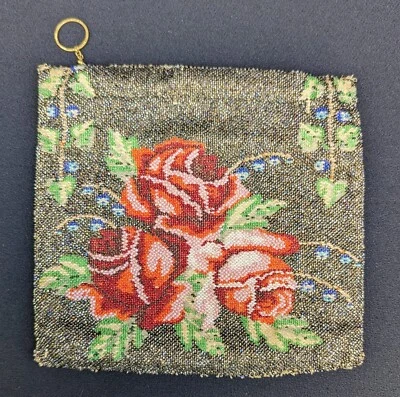 ANTIQUE 1930’S BEADED CHANGE PURSE W ROSES  - Imagem 1 de 4