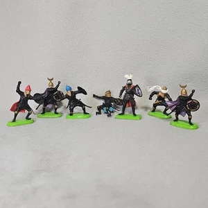 Vintage Britains LTD Deetail Medieval Knights Figurines Lot 7 1971 Plastic Metal - Picture 1 of 14