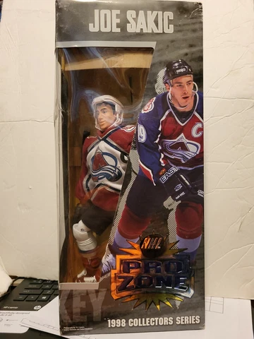 Joe Sakic Colorado Avalanche Playmates Action Figure NIB NHL Pro Zone 1998 Cover