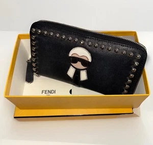 Fendi Geldbörse Karlito Saffiano lang Nieten schwarz Reißverschluss im Originalkarton. Original - Bild 1 von 16