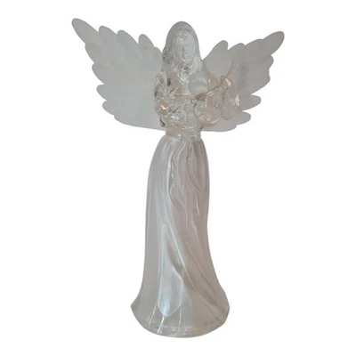 Eine leuchtende, transparente Glasengel-Figur mit Flügeln spielt eine Laute - Bild 1 von 4