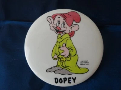 ВИНТАЖНЫЙ МЕТАЛЛИЧЕСКИЙ 3-1/2 ДЮЙМА DOPEY PIN АВТОРСКОЕ ПРАВО WALT DISNEY PRODUCTIONS ПОЛНЫЙ ЦВЕТ - Изображение 1 из 3
