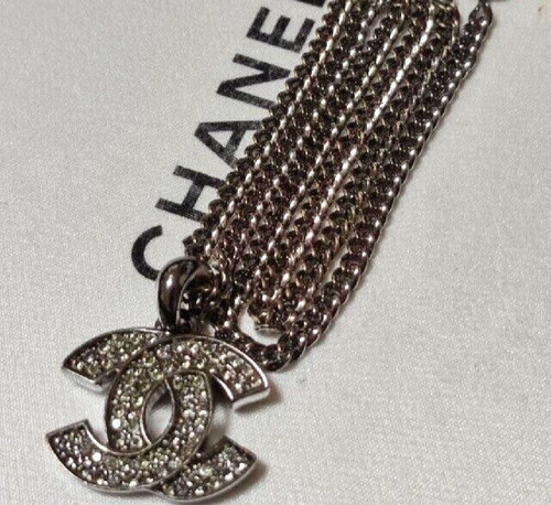 Collana CHANEL con ciondolo logo motivo cocco strass cristallo 06A