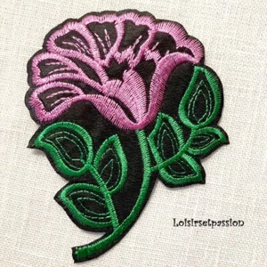 Écusson patch brodé thermocolant, FLEUR ROSE MAUVE, 7,5 x 9,5 cm, Applique C145 - Imagen 1 de 1