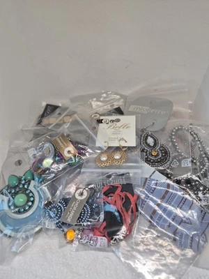 Lot Bijoux Fantaisies Neuf Collier Bracelets Boucle D'oreilles - Immagine 1 di 4