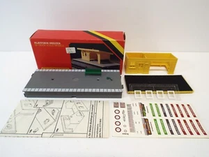 HORNBY R510 PLATTFORMUNTERSTAND WARTEZIMMER TOP VERPACKT (K873) - Bild 1 von 2