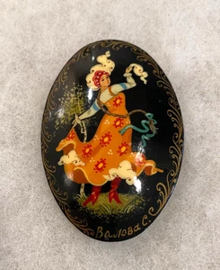 Russische ovale bemalte Anstecknadel mit Tänzerin in orangem Kleid - 2 1/2 cm lang - Bild 1 von 7