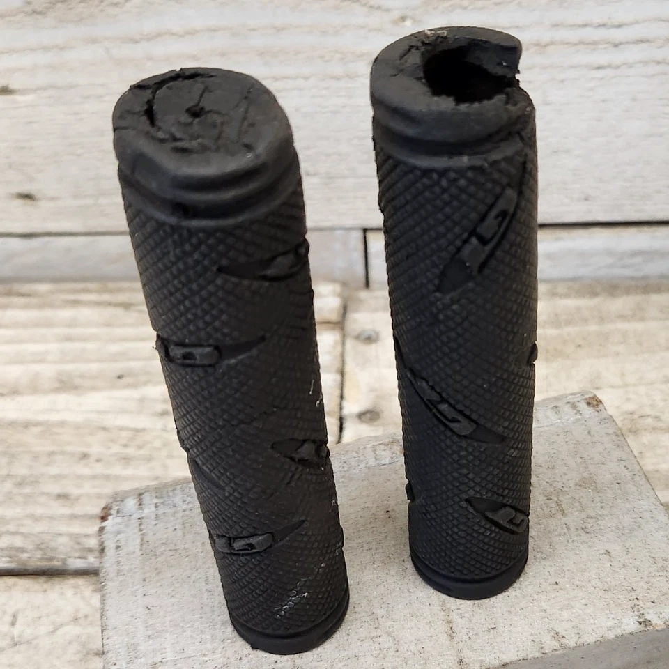 20 世纪 90 年代 GT 自行车黑色 GT 标志握把老式 BMX MTB 5.5 英寸 Zaskar Mach One — 第 1/4 张图片