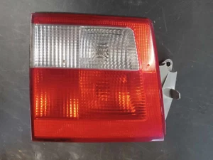 2002 2003 2004 2005 SAAB 9-5 WAGON INNER DRIVER TAIL LIGHT HATCH MOUNT - Foto 1 di 2