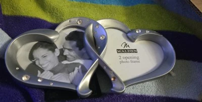 Marco de fotos de pie de metal gris con doble corazón Malden International Design Foto 1 de 2