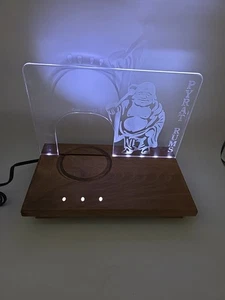 Pyrat Rum Buddha Espositore Pubblicitario Illuminato Legno e Acrilico 12" X 9,5" (B13) - Foto 1 di 13