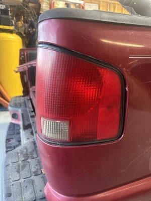 Luz trasera para pasajero derecho Chevrolet S10 GMC Sonoma 1994-2004 OEM E9769 KC Foto 1 de 2