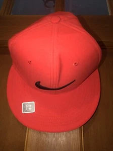 Cappello Berretto Nike Uomo Golf Flat Bill Fitted 727032-852 Max Arancione/Nike Golf S/M - Foto 1 di 9