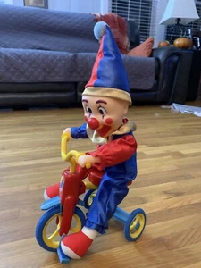 Rare vintage toy clown riding bicycle - moves & playing music - Picture 1 of 5