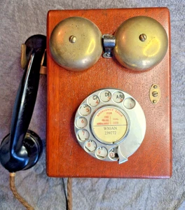 Teléfono antiguo montado en la pared con carcasa de madera - Imagen 1 de 8
