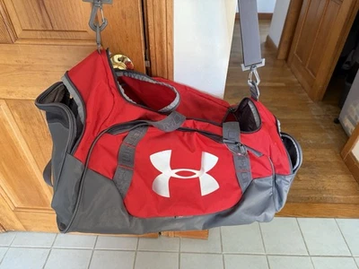 Bolsa de ginástica Euc Under Armour 9 redonda vermelha e cinza  - Imagem 1 de 4