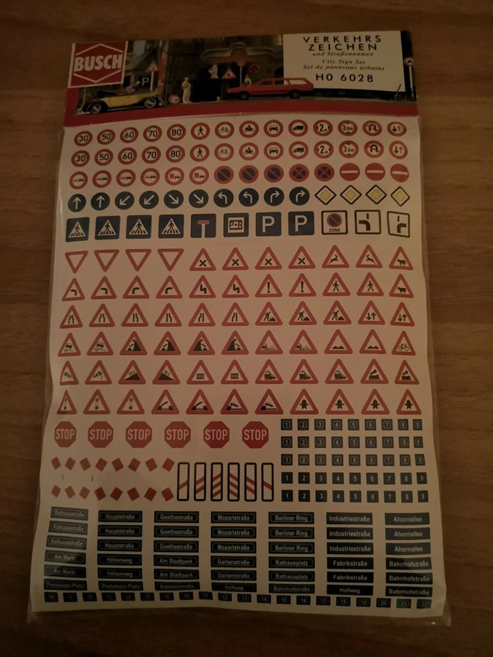 Busch 6028 segnali stradali e nomi delle strade 1:87 - Immagine 1 di 1