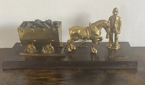 Vintage Messing Bergmann mit Pferd und Kohlewagen auf einem Holzsockel. - Bild 1 von 17