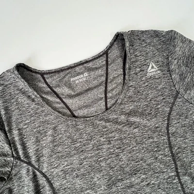 Camiseta Reebok Feminina Manga Curta Cinza Média Urze Treinamento Ativo - Imagem 1 de 4
