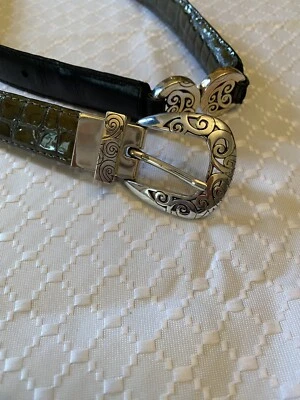 Cinturón de cuero Chico's talla S 30-34" estampado cocodrilo negro con detalles en tono plateado - Foto 1 de 3