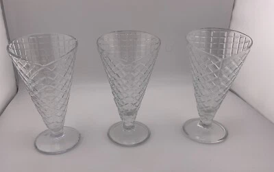 3 вафельные конусообразные стеклянные блюда из мороженого мороженого — Италия LR2 - Изображение 1 из 4