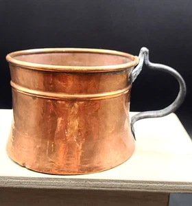 Pentola in rame massiccio martellato stile primitivo grande tazza tankard manico in ferro forgiato - Foto 1 di 6