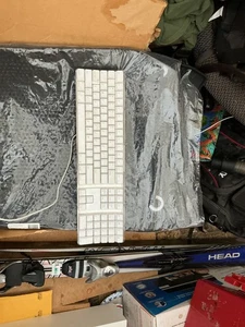 Apple Wired Keyboard with Numeric Keypad - Picture 1 of 2