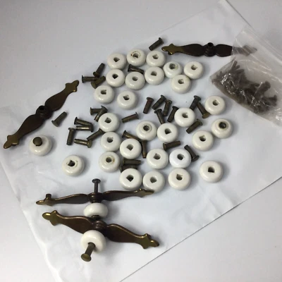 Lote de piezas de herrajes metálicos vintage de porcelana blanca de 1" se venden como están Foto 1 de 4