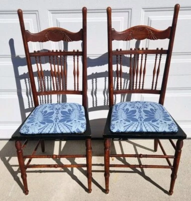 Par de sillas de comedor antiguas vintage de madera con husillo trasero prensado  Foto 1 de 4